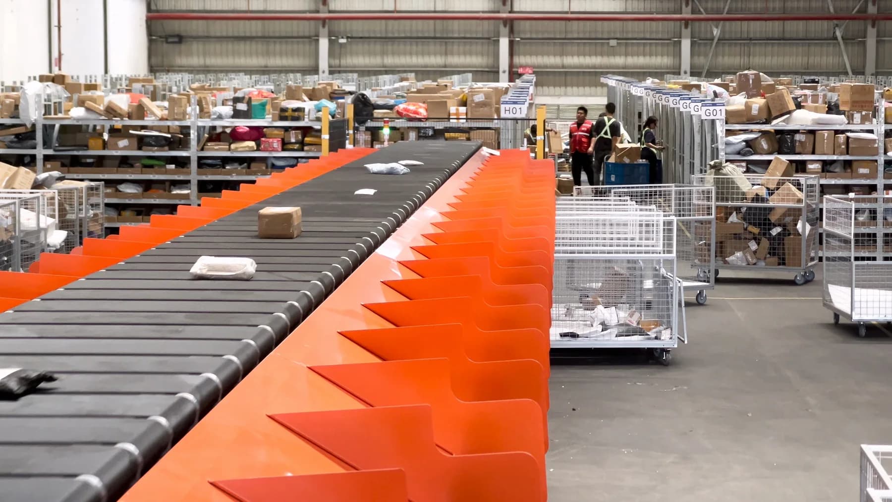 Linear narrow-belt parcel sorting system with multiple discharge destinations